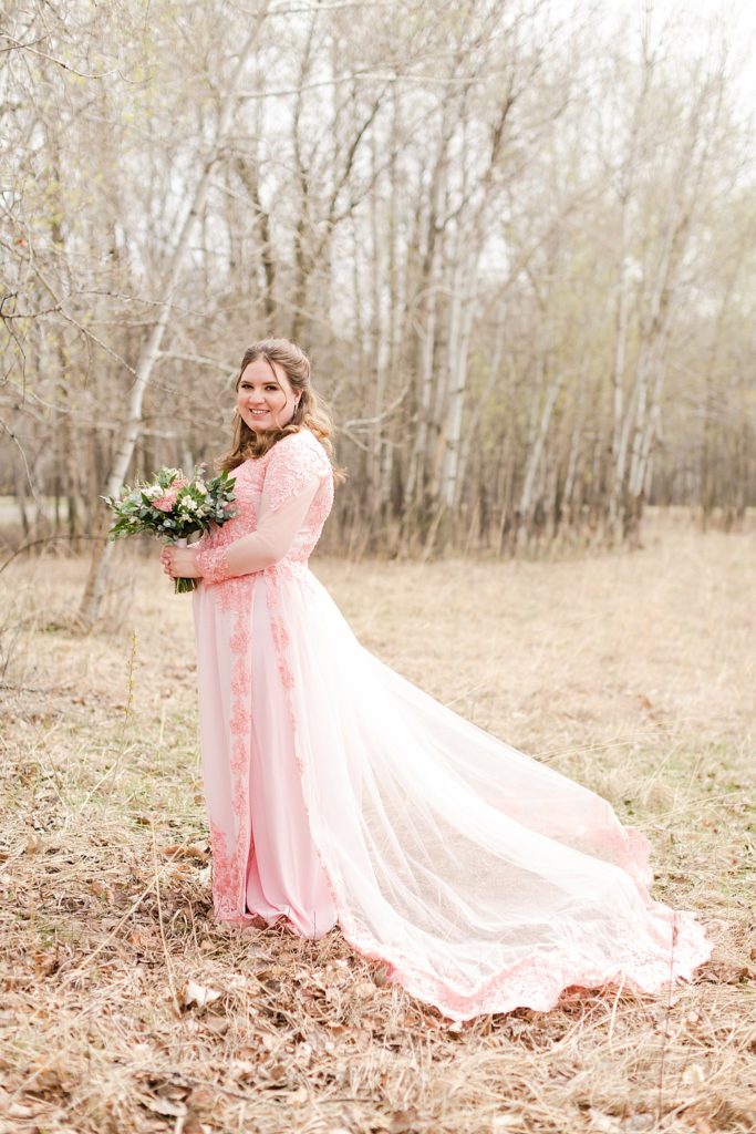 Bride, groom, bridal party, wedding ceremony, wedding venue, wedding photos, wedding inspo, the kiss, spring wedding, summer wedding, minnesota wedding photographer, mn wedding, mn wedding venue, details, lindsey white photography, color palette inspiration, Floral arrangement, floral bouquet, poses, st paul wedding, pink wedding dress, k and j catering